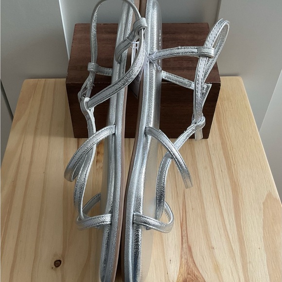 Women’s Old Navy NWT’s Silver Metallic Sandals Vegan Size 7.5 - Picture 3 of 8